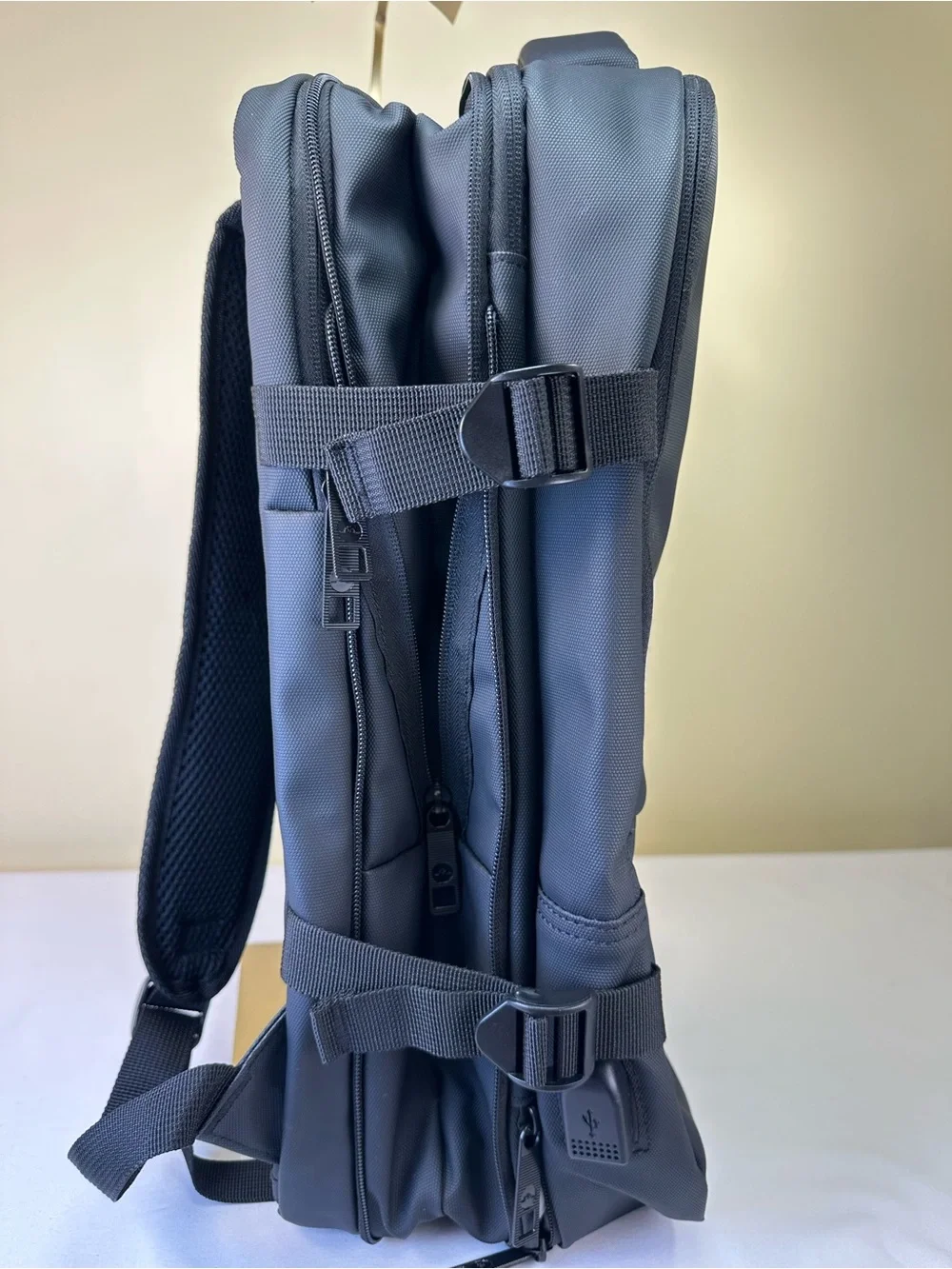 Primo Weekender Laptop 30L Backpack Black charging port NWT